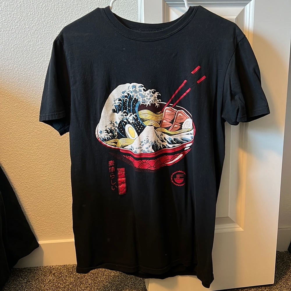 Hot topic graphic tshirt